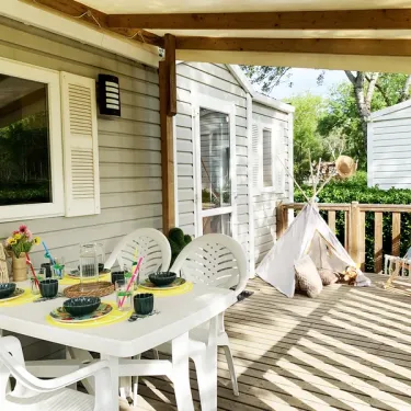 Terrasse Mobil Home Welcome 2CH 4P - Camping Val de Cesse avec table et tipi