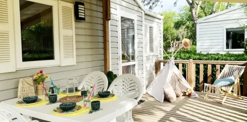 Terrasse Mobil Home Welcome 2CH 4P - Camping Val de Cesse avec table et tipi