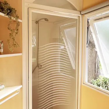 Salle de bain avec douche vitrée et fenêtre, Mobil Home Welcome 2CH 4P - Camping Val de Cesse