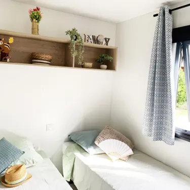 Mobil Home Premium 2CH 4P - Camping Val de Cesse, chambre avec lits et étagères