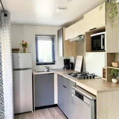 Mobil Home Premium 2CH 4P - Camping Val de Cesse : cuisine équipée avec réfrigérateur et four