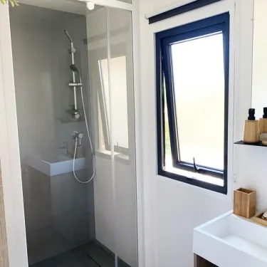 Salle de bain du Mobil Home Premium 2CH 4P - Camping Val de Cesse