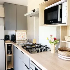 Mobil Home Premium 3CH 6P - Camping Val de Cesse : cuisine équipée
