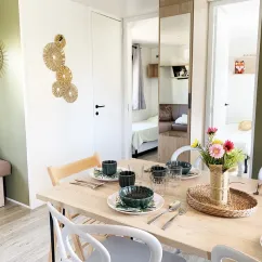 Salle à manger dans Mobil Home Premium 3CH 6P - Camping Val de Cesse