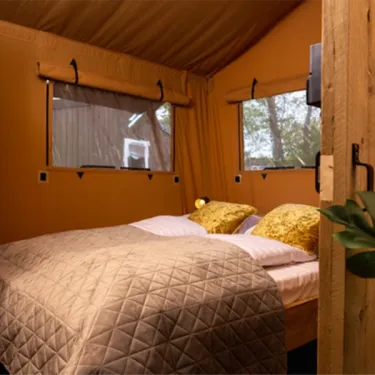 Chambre double dans le Glamping Lodge Premium 2CH 4P, Camping Val de Cesse