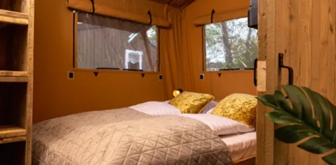 Chambre double dans le Glamping Lodge Premium 2CH 4P, Camping Val de Cesse