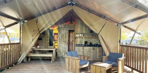 Camping Val de Cesse - Lodge River Premium 2CH 4P : tente avec salle à manger et canapé extérieur