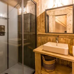 Camping Val de Cesse - Lodge River Premium 2CH 4P : salle de bain en bois avec douche et lavabo