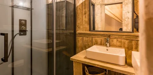 Camping Val de Cesse - Lodge River Premium 2CH 4P : salle de bain en bois avec douche et lavabo