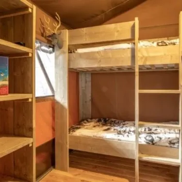Lits superposés dans tente Lodge River Premium 3CH 6P - Camping Val de Cesse