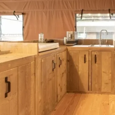 Cuisine en bois du Lodge River Premium 3CH 6P, Camping Val de Cesse