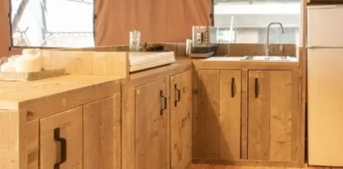 Cuisine en bois du Lodge River Premium 3CH 6P, Camping Val de Cesse