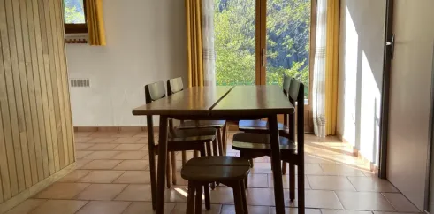 Table à manger et chaises dans la Cottage Confort 2 Chambres, Camping Village de Vacances Camboussel