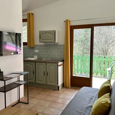Cottage Premium 2 Chambres - Terrasse - Salle de séjour avec cuisine et canapé
