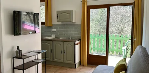 Cottage Premium 2 Chambres - Terrasse - Salle de séjour avec cuisine et canapé
