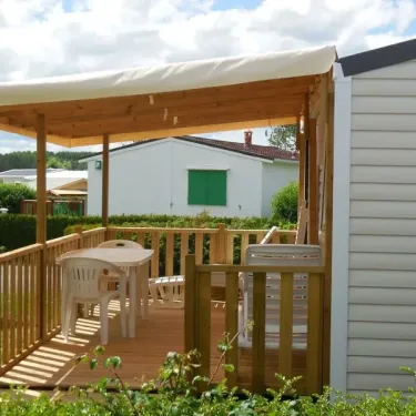 Mobil Home 2 Personnes - Camping du Lac Terre d'Auge : terrasse en bois avec table et chaises