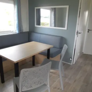 Mobil Home 2 Chambres 4 Personnes - Camping du Lac Terre d'Auge : salle à manger avec canapé et table