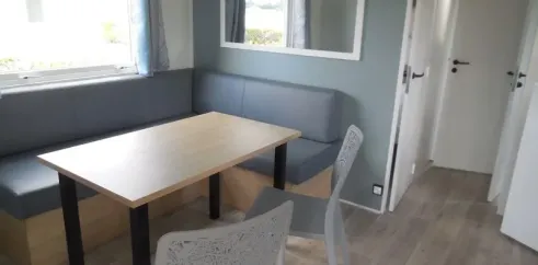 Mobil Home 2 Chambres 4 Personnes - Camping du Lac Terre d'Auge : salle à manger avec canapé et table