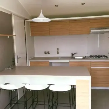 Mobil Home 3 Chambres 6 Personnes - Camping du Lac Terre d'Auge : cuisine ouverte avec îlot et tabourets