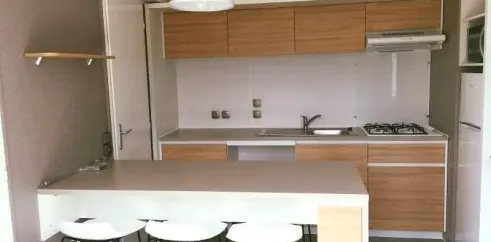 Mobil Home 3 Chambres 6 Personnes - Camping du Lac Terre d'Auge : cuisine ouverte avec îlot et tabourets