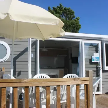 Mobil Home 3 Chambres 6 Personnes - Camping du Lac Terre d'Auge, vue extérieure avec parasol et chaises