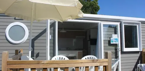 Mobil Home 3 Chambres 6 Personnes - Camping du Lac Terre d'Auge, vue extérieure avec parasol et chaises