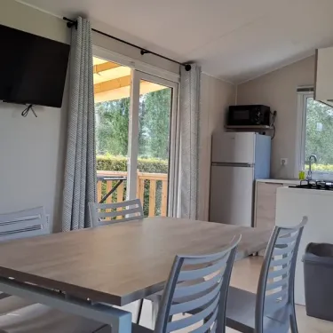 Mobil Home Premium 2 Chambres 4 Personnes - Camping du Lac Terre d'Auge, salle à manger avec table et chaises