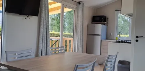 Mobil Home Premium 2 Chambres 4 Personnes - Camping du Lac Terre d'Auge, salle à manger avec table et chaises