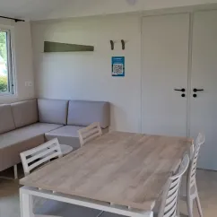 Mobil Home Premium 2 Chambres 4 Personnes - Camping du Lac Terre d'Auge, salon avec canapé et table