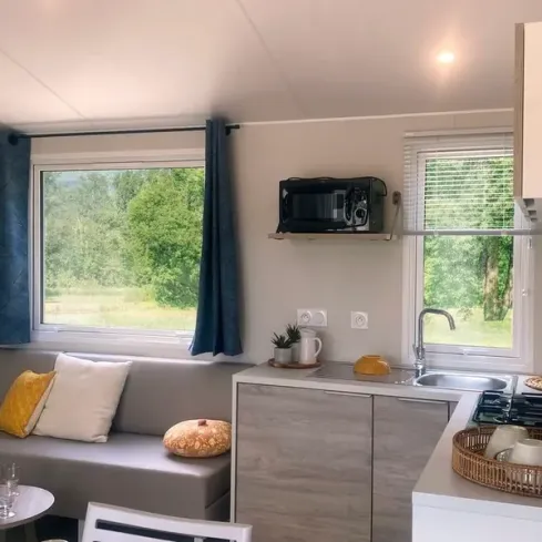 Mobil Home Premium 4 Chambres 8 Personnes - Camping du Lac Terre d'Auge, salon et cuisine