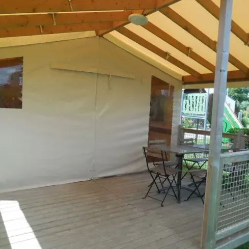 Lodge 2 Chambres 5 Personnes - Camping du Lac Terre d'Auge, tente avec terrasse en bois