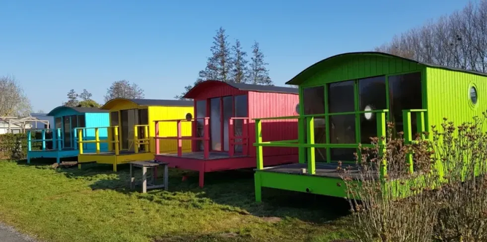 Roulotte 3 Personnes - Camping du Lac Terre d'Auge, caravanes colorées en rangée