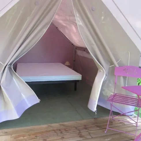 Tente Canada Trek 2 Personnes Sans sanitaires - Camping de la Forêt, intérieur avec lit et chaise rose