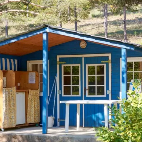 Chalet Provence 4 Personnes Sans sanitaires - Le Lavandin : cabane bleue avec table extérieure