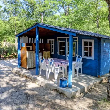 Chalet Provence 4 Personnes Sans sanitaires - Le Lavandin, cabane bleue avec table et chaises