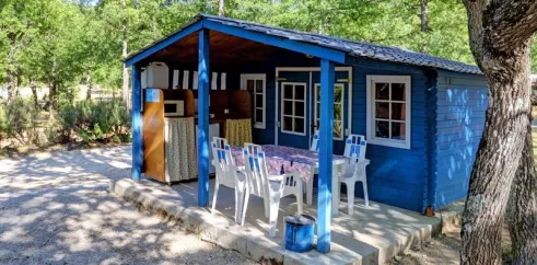Chalet Provence 4 Personnes Sans sanitaires - Le Lavandin, cabane bleue avec table et chaises