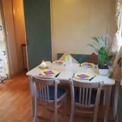 Table à manger du bungalow Le Lavandin, chaises, couverts, plante