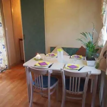 Table à manger du bungalow Le Lavandin, chaises, couverts, plante
