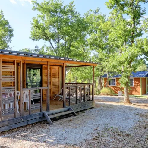 Bungalow Verdon Premium 2 Chambres 5 Personnes - Le Lavandin, terrasse en bois avec chaises