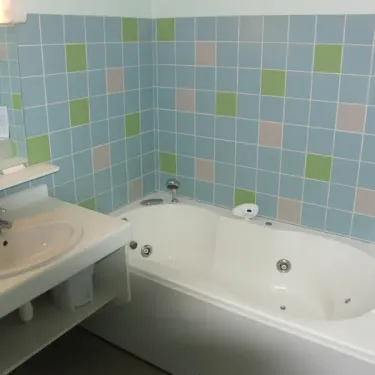 Chalet 2 Chambres 4 Personnes - Parc de Vaux, salle de bain avec baignoire jacuzzi