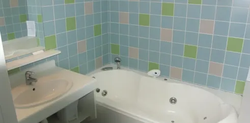 Chalet 2 Chambres 4 Personnes - Parc de Vaux, salle de bain avec baignoire jacuzzi