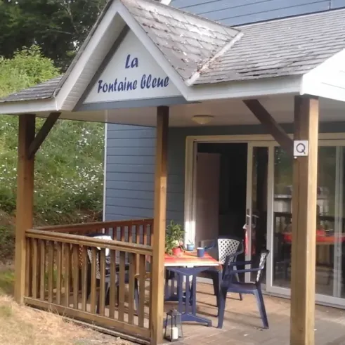Chalet 2 Chambres 4 Personnes - Parc de Vaux, entrée avec table et chaises