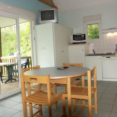 Chalet 2 Chambres 4 Personnes - Parc de Vaux : cuisine et table à manger