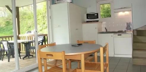Chalet 2 Chambres 4 Personnes - Parc de Vaux : cuisine et table à manger