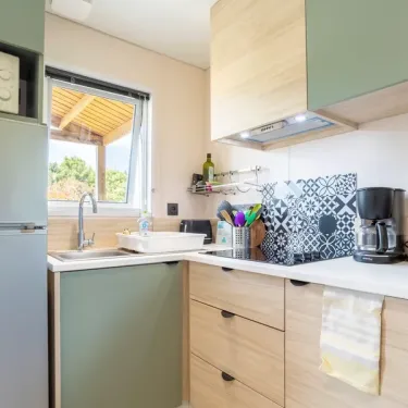 Chalet Sésame 3Ch - 6P - Camping Les Peupliers : cuisine moderne
