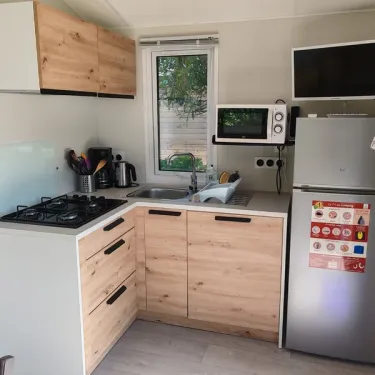 Mobil Home Bergame 2Ch - 4P - Camping Les Peupliers, cuisine avec four, réfrigérateur et micro-ondes