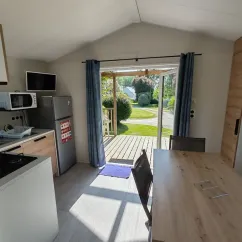 Mobil Home Bergame 2Ch - 4P - Camping Les Peupliers, cuisine et salle à manger