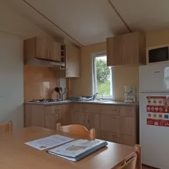 Mobil Home Bermudes 06 - 3Ch - 6P - Camping Les Peupliers : cuisine avec placard et réfrigérateur