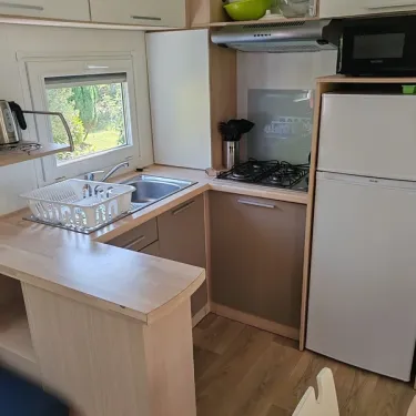 Cuisine du Mobil Home Tamaris 3Ch - 6P - Camping Les Peupliers