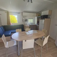 Salon et salle à manger du Mobil Home Tamaris 3Ch - 6P - Camping Les Peupliers
